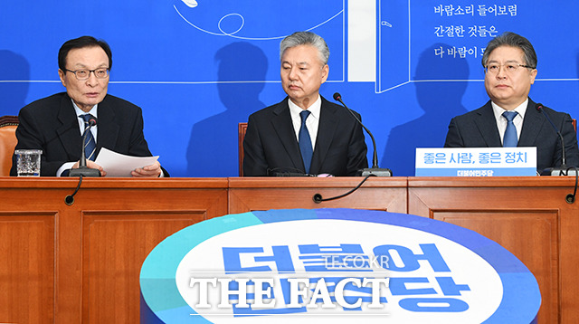 이해찬 대표는 17, 18호 인재 환영말에서 "민주당의 소득주도성장과 혁신성장은 한국경제를 공정과 미래로 다시 도약시키려는 새로운 경제패러다임"이라며 "두 분이 새로운 한국 경제 건설에 큰 역할을 해주리라 믿는다"라고 했다. 6일 인재영입 발표에서 이 대표와 홍 전 대표, 이 전 원장. /배정한 기자