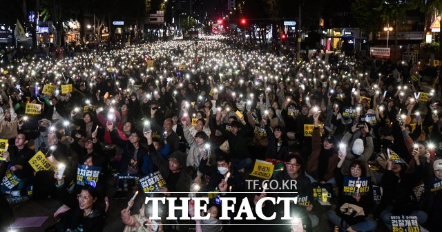 조국 전 장관을 지지하는 성향의 온라인 커뮤니티 루리웹 중심의 '북유게사람들' 측에서 주최한 '우리가 조국이다' 시민참여 문화제. /김세정 기자