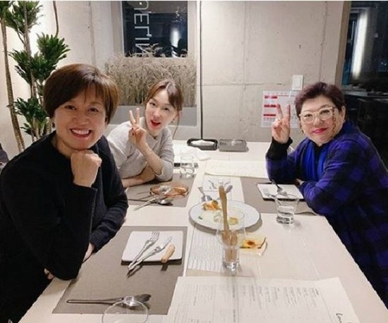 가수 양희은(오른쪽)은 자신을 비롯한 방송인 박미선(왼쪽), 이지혜가 KBS2 '거리의 만찬'에서 일방적으로 잘렸다고 주장했다. /양희은 SNS 캡처