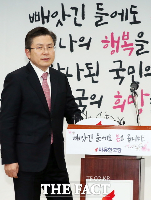 황 대표는 출마지 결정과 관련한 공관위의 압박 논란에 대해 "결단은 오로지 제 몫이었다"며 "공관위가 정상 작동될 수 있도록 지원하고 있다"고 설명하기도 했다. /뉴시스