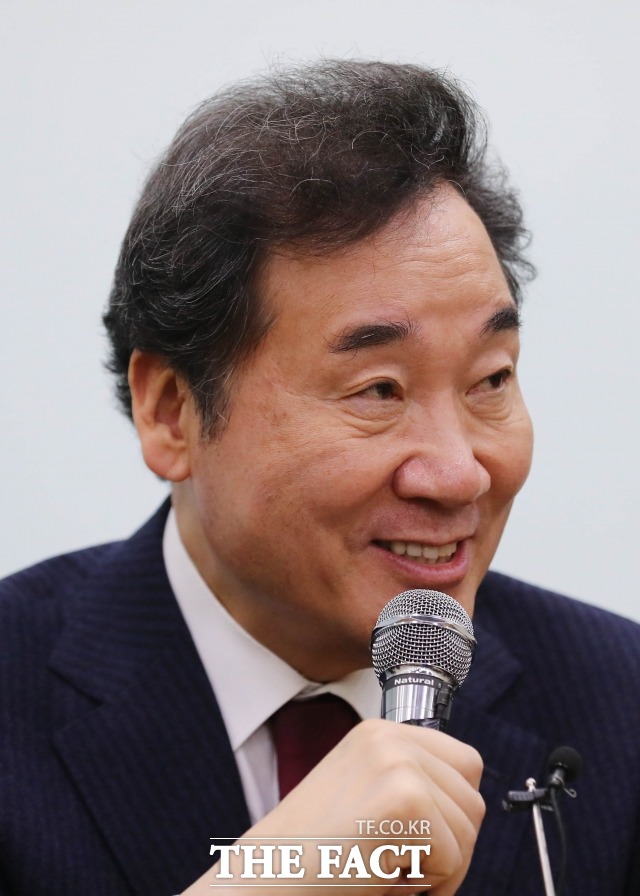 황 대표와의 종로 대결에 말을 아껴왔던 이낙연 전 국무총리도 입장을 밝혔다. 이 전 총리는 "종로와 대한민국의 미래를 위한 선의의 경쟁을 기대합니다"고 밝혔다. /김세정 기자