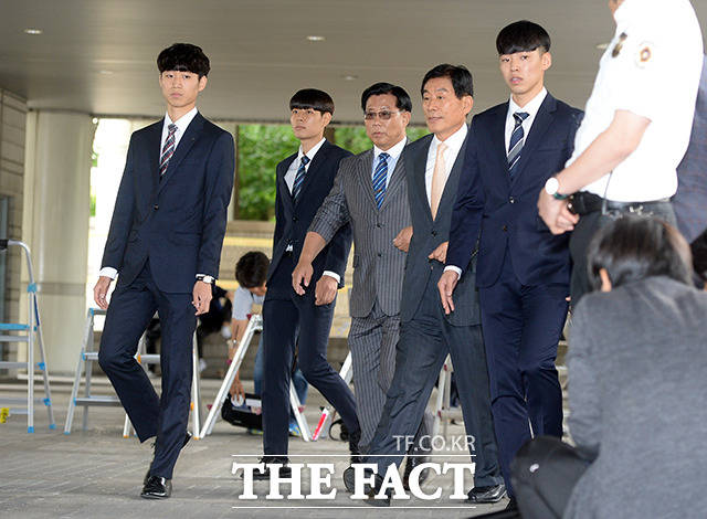 서울중앙지법 형사합의22부(이순형 부장판사)는 7일 특정범죄가중처벌등에관한법률위반(국고 등 손실), 업무상 횡령 등 혐의로 기소된 원 전 원장에게 징역 7년과 자격정지 7년을 선고했다./더팩트 DB