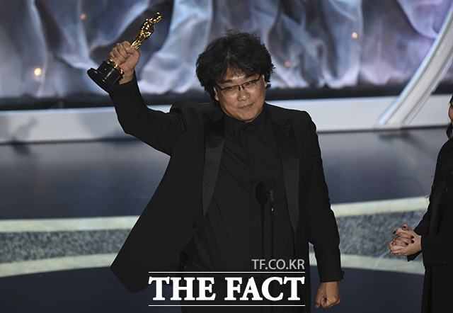 국제장편영화상 수상한 '기생충' 봉준호 감독