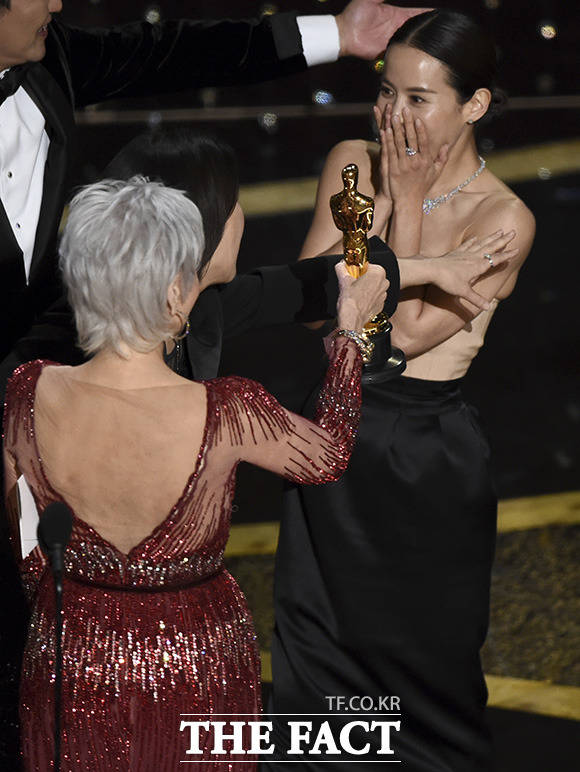 깜짝 놀란 조여정