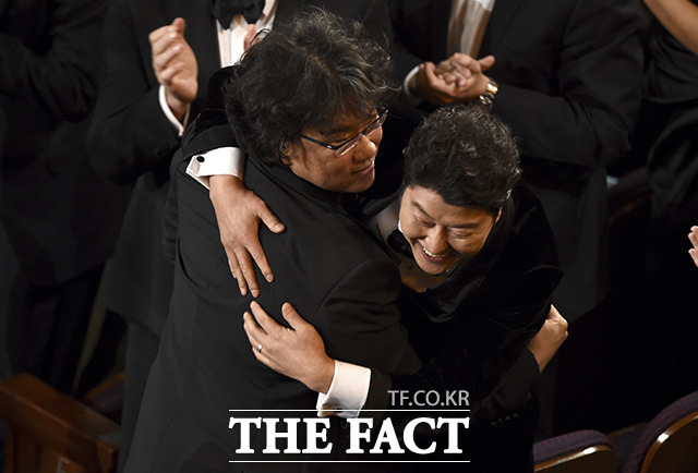 작품상까지 수상! 배우 송강호(오른쪽)와 다시 한 번 포옹하는 봉준호 감독