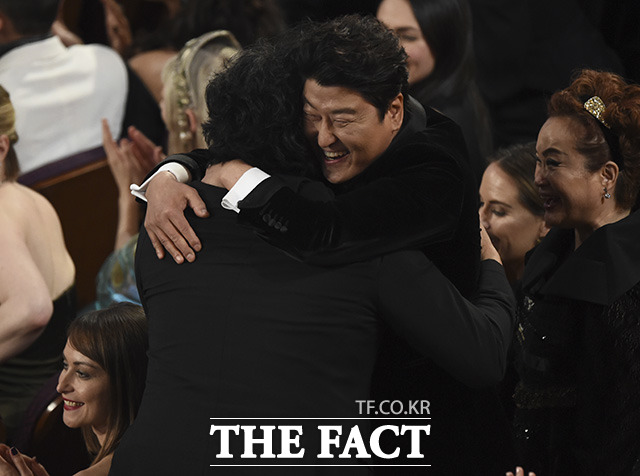 국제영화상을 받고 배우 송강호(오른쪽)와 포옹하는 봉준호 감독