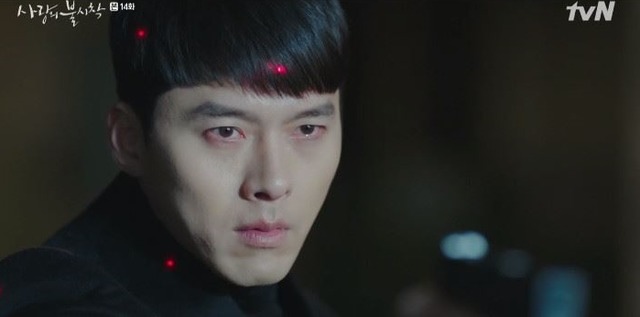 tvN 주말드라마 '사랑의 불시착' 14회에서 현빈(리정혁 역)은 오만석(조철강 역)의 총을 맞고 쓰러졌다. /tvN '사랑의 불시착' 캡처