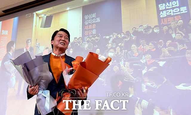 국민당 창준위원장으로 선두에 나선 안철수 전 대표가 총선 전 돌풍을 일으킬수 있을지 주목된다. 그는 "편견없이 봐달라고만 부탁의 말씀을 드린다"며 자신감을 드러냈다. /이새롬 기자