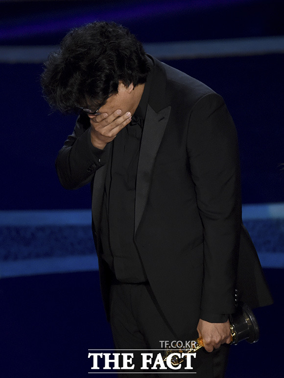 말을 잇지 못하는 봉 감독.