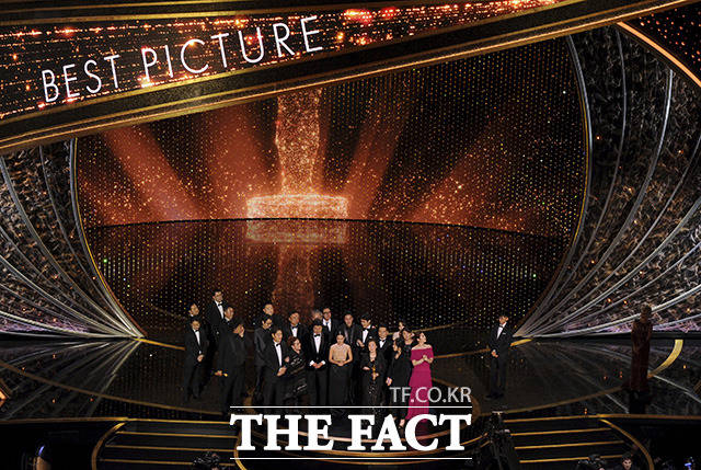 역사적인 아카데미 4관왕 차지한 '기생충'