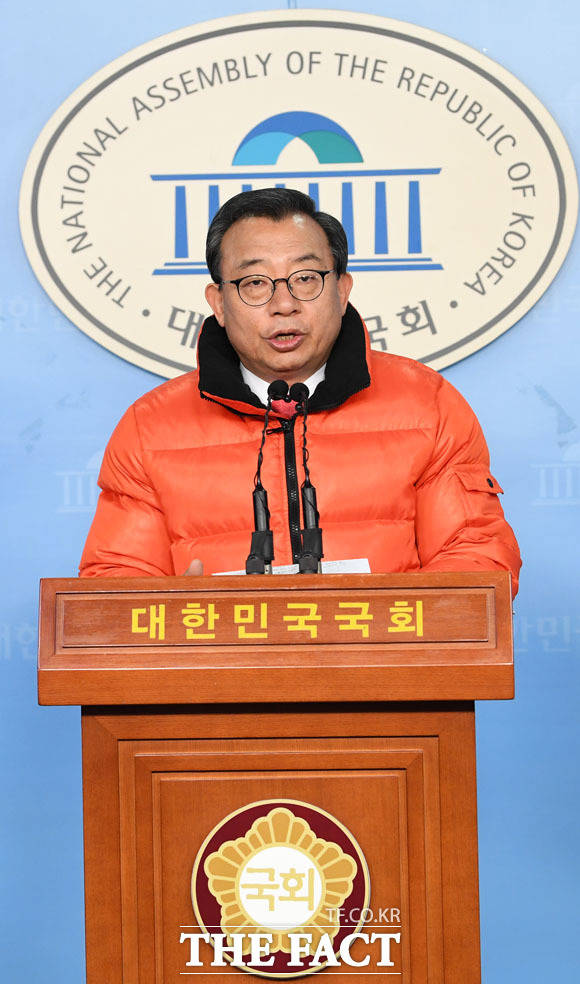 이정현 의원이 10일 '종로 출마'를 포기한다고 밝혔다. 이 의원이 지난 4일 국회 정론관에서 서울 종로에 출마하겠다고 선언하는 모습. /남윤호 기자