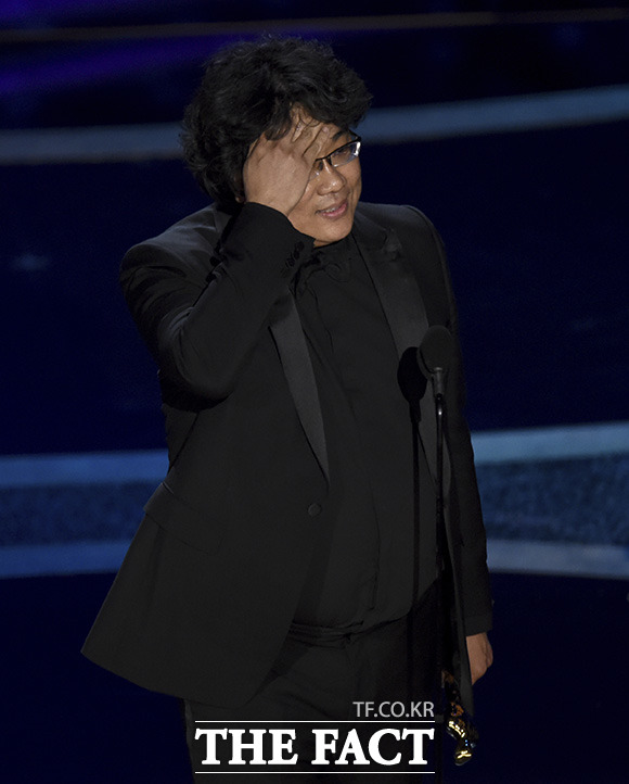 이어서 감독상까지 수상.