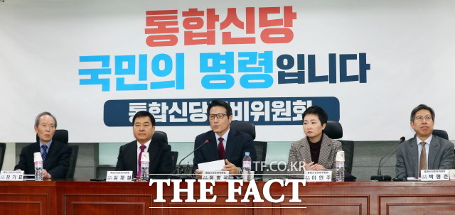 이날 한국당의 적극 참여와 양보에 대한 목소리가 이어지기도 했다. 장기표 공동위원장은 "가장 큰 집인 한국당의 과감한 양보가 있길 바란다"고 밝혔다. /뉴시스