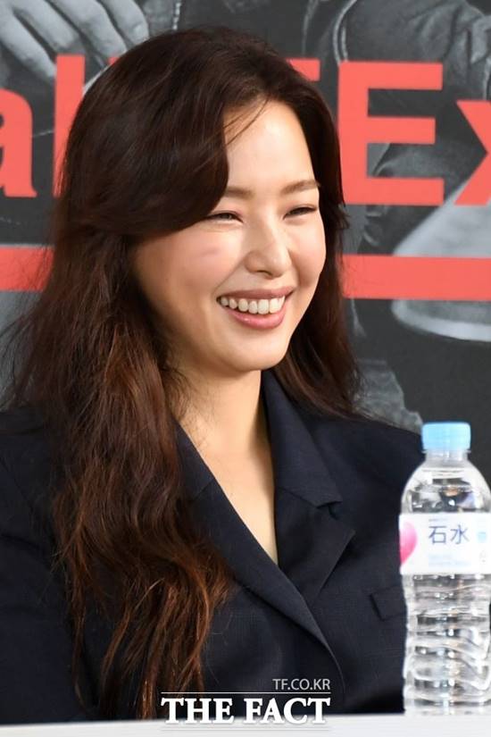 이하늬는 '기생충' 축하 파티 인증샷을 삭제하고 "언짢으신 분들이 계셨다면 죄송하다"고 사과했다. /더팩트DB