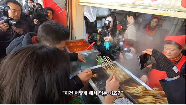 황 대표가 지난 9일 성균관대 인근의 한 분식점을 찾아 어묵을 어떻게 먹는지 묻고 있는 모습. /미디어몽구 유튜브 갈무리