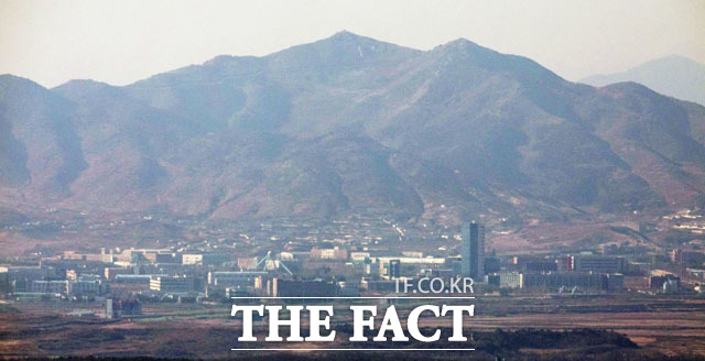 행사에 참석한 전 통일부 장관들은 최근 '한미워킹그룹'회의를 주최한 외교부에 대해 비판의 목소리를 냈다. 지난달 14일 경기 파주시 접경지역에서 개성공단이 보이고 있다. /뉴시스