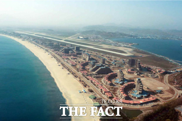 김정은 국무위원장의 최대 역점 건설 사업 중 하나인 원산·갈마 해안관광지구의 완공(4월 예상)을 앞두고 중국인 관광객 유치가 절실한 상황에서 '코로나바이러스'라는 악재를 만났다. 2019년 4월 조선중앙TV가 보도한 원산갈마해안관광지구 건설현장의 모습. /조선중앙TV.뉴시스