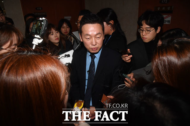 정 전 의원은 공관위의 결정에 대해 "'감정 처벌'을 단행한 것으로 보인다"며 "메시지를 읽지 못해 답답하다"고 했다. 11일 정론관에서 취재진들 질문에 답하는 모습. /남윤호 기자