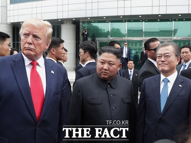 전문가들은 우리 정부가 북한 '개별관광'을 단독적으로 추진할 경우 미국의 대북제재에 저촉될 수 있다고 우려를 표명했다. 지난 6월 도널드 트럼프 미국 대통령과 김정은 북한 국무위원장이 판문점 공동경비구역(JSA)에서 악수를 나누고 있는 모습. /AP.뉴시스