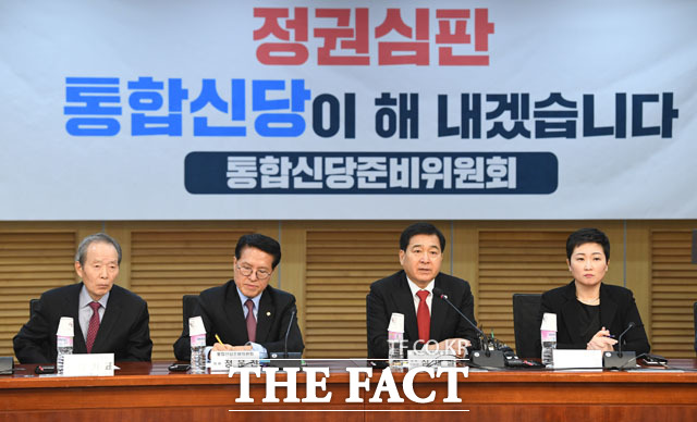 혁통위의 통준위가 보수통합 논의에 속도를 내고 있다. 왼쪽부터 통준위 장기표 공동위원장, 정운천 위원, 심재철·이언주 공동위원장이 지난 6일 회의를 하는 모습. /남윤호 기자