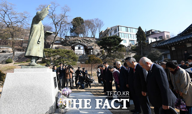 황교안 한국당 대표는 11일 오후 서울 종로구 이화장을 방문해 이승만 전 대통령 동상 앞에서 "뭉치면 살고 흩어지면 죽는다"며 "대통합을 꼭 이뤄내겠다"고 말했다. /임세준 기자