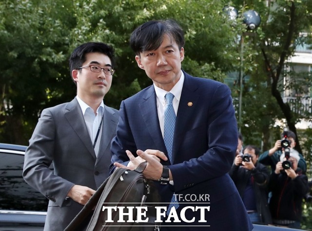 조국(55) 전 법무부 장관이 11일 자신의 사회관계망서비스(SNS)를 통해 "검찰의 수사와 기소권을 분리하는 건 의미있는 시도"라는 취지의 입장을 밝혔다. 사진은 지난해 10월14일 오후 법무부 장관직을 사퇴한 뒤 서울 방배동 자택에 들어서는 조 전 장관의 모습. /이새롬 기자(현장풀)