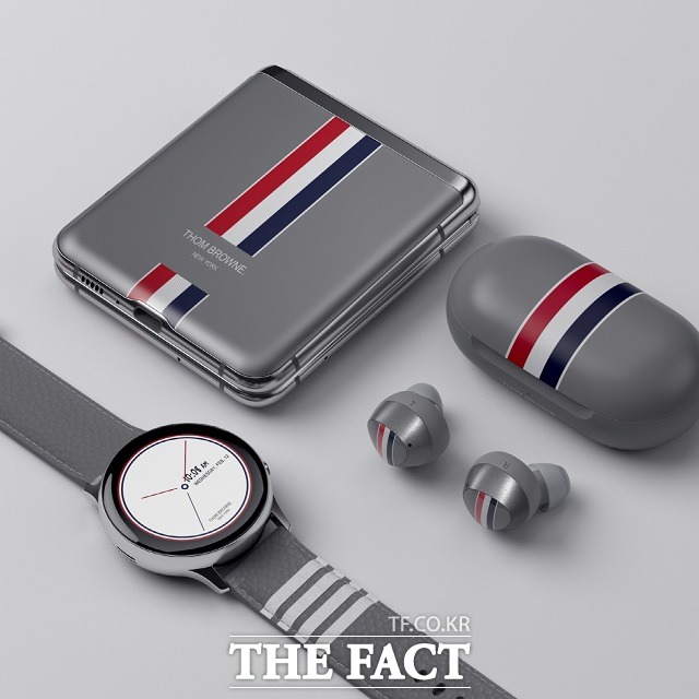 삼성전자가 '갤럭시 Z플립'에 패션 브랜드 톰브라운의 디자인 요소를 더한 프리미엄 패키지 '갤럭시 Z 플립 톰브라운 에디션'을 공개했다. /삼성전자 제공