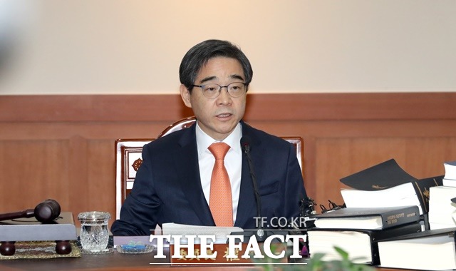 권순일 중앙선관위원장이 지난달 13일 '비례00당 명칭의 정당 명칭 사용가능 여부에 관한 결정안' 등을 논의하기 위한 중앙선관위 전체 위원회의에서 발언하는 모습. /뉴시스