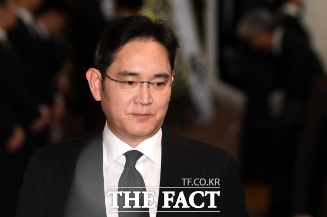 이재용 삼성전자 부회장이 서울 강남의 한 성형외과에서 상습적으로 프로포폴 주사를 맞았다는 공익신고가 접수돼, 검찰이 수사에 나섰다. 사진은 이 부회장이 지난 1월 20일 오전 서울 송파구 서울아산병원 장례식장에 마련된 고 신격호 롯데그룹 명예회장의 빈소 조문을 마치고 장례식장을 나서는 모습. /남용희 기자