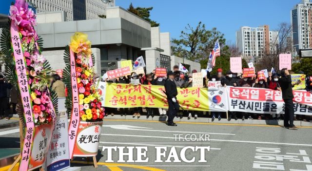 보수성향 단체 회원들은 13일 윤석열 검찰총장의 부산고검·지검 방문 1시간 전부터 검찰청 앞에서 윤 총장을 지지하는 집회를 열었다. /뉴시스