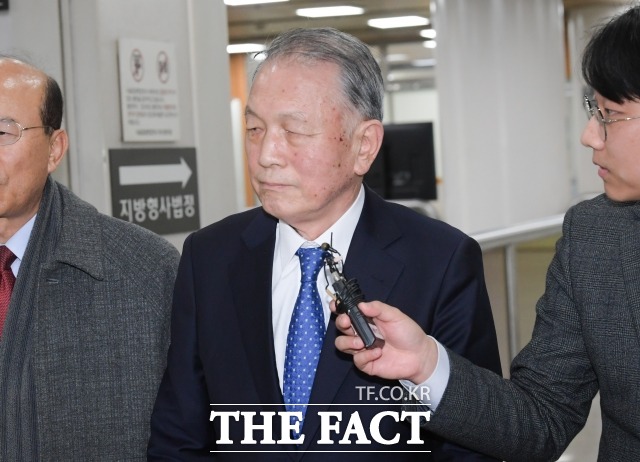 김기춘 전 청와대 대통령비서실장. 사진은 세월호 사건 관련 허위공문서 작성 등의 혐의로 기소된 김 전 실장이 2019년 12월 16일 서울고등법원에서 열림 항소심 2차 공판에 출석하고 있는 모습. /김세정 기자