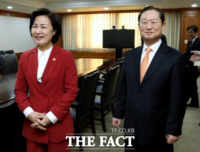 추미애 법무부 장관(왼쪽)이 오는 21일 '검찰개혁 관련 전국 검사장 회의'를 개최하기로 했다. 사진은 지난10일 정부서울청사에서 열린 고위공직자 범죄수사처 준비단장 위촉식에 앞서 고위공직자범죄수사처(공수처) 설립 준비단장에 위촉된 남기명 전 법제처장과 환담을 나누고 있는 모습. / 남용희 기자(현장풀)