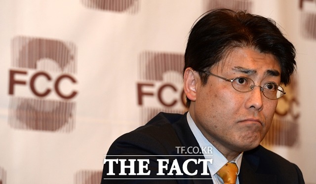 14일 법원은 '박근혜의 잃어버린 7시간' 관련 보도를 한 가토 다쓰야 전 산케이신문 서울지국장 사건 재판에 개입한 혐의를 받는 임성근 부장판사에 대해-. 사진은 지난 2015년 12월17일 박근혜 대통령에 대한 명예회손 혐의로 재판에 넘겨진 뒤 무죄를 선고받은 가토 전 지국장이 서울 중구 태평로 한국프레스센터에서 열린 기자회견에서 취재진의 질문을 듣는 모습. /뉴시스