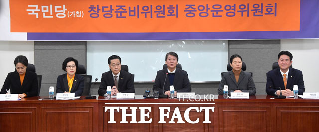 국민당 측은 "선관위가 청와대 눈치를 보며 스스로 정치를 하고 있다는 의혹을 지울 수 없다"며 반발했다. 안철수 국민당(가칭) 창당준비위원장이 12일 국회 의원회관에서 열린 국민당 창당준비위원회 제1차 중앙운영위원회 회의에 참석해 모두발언을 하고 있다. /남윤호 기자