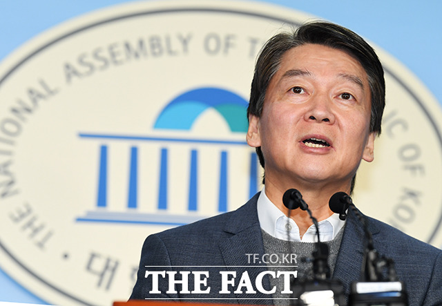 전문가들은 "선관위가 국민당을 핍박하려고 하진 않았을 것"이라고 평가했다. 안철수 국민당(가칭) 창준위원장이 13일 국회 정론관에서 기자회견을 열고 총선공약을 발표하고 있다. /배정한 기자