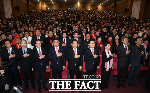 미래통합당은 표어로 '하나 된 자유대한민국의 힘', 상징은 '해피핑크'로 했다. 왼쪽부터 조경태 자유한국당 최고위원, 장기표 통합신당준비위원회 위원장, 정병국, 유의동 의원, 심재철 원내대표, 황교안 대표, 이언주 의원, 박형준 혁신통합추진위원회 위원장. /남윤호 기자