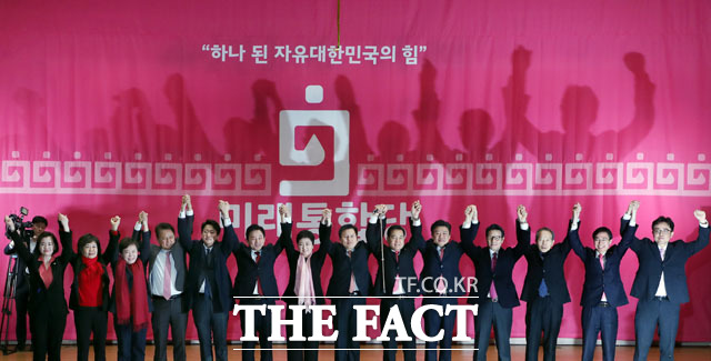 17일 공식 출범한 미래한국당은 한국당 105석, 새보수당 7석, 전진당 1석, 위성정당인 미래한국당 5석을 합쳐 118석으로 총선에 나선다. /남윤호 기자