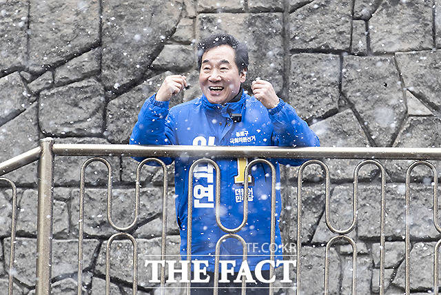 이 전 총리는 "선거철에 국민의 농밀한 쓴소리를 듣게 된다"며 선거철 현장 방문의 중요성을 역설했다. 영화 '기생충' 촬영지인 자하문터널 입구계단을 찾아 일대를 둘러보고 있는 이 전 총리. /이새롬 기자