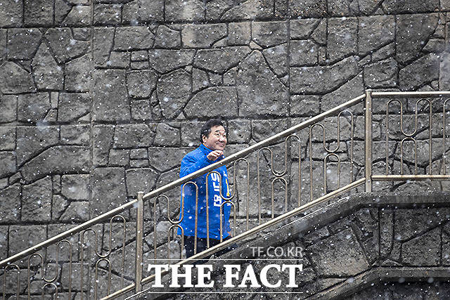 이낙연 전 국무총리는 17일 오전 서울 종로구에 위치한 영화 '기생충' 촬영지인 자하문터널 입구계단을 둘러보는 등 현장 방문 후 임미리 교수 고발 건에 대해 "겸손함을 잃은 것에 대해 미안하다"고 밝혔다. 이 전 총리는 현장 방문 과정에서 한 지지자로부터 "상식이 통하는 사회를 만들어달라"는 주문을 받았다. /종로 부암동=이새롬 기자