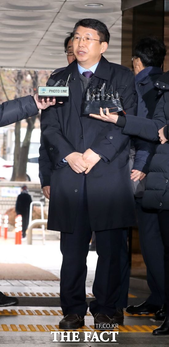 세월호 참사 특별수사단이 18일 김석균 전 해양경찰청장 등 해경 지휘부 11명을 업무상과실치사 등의 혐의로 각각 불구속 기소했다. 사진은 지난달(1월) 8일 서울중앙지법에서 열린 영장심사에 출석하고 있는 김 전 청장의 모습. /뉴시스