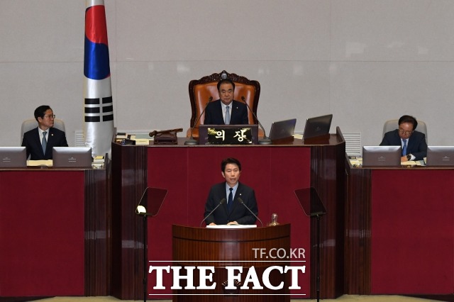 이인영 더불어민주당 원내대표가 18일 교섭단체 대표연설에서 "최근 임미리 교수를 둘러싼 논란에 이르기까지 우리 민주당을 향했던 국민의 비판적 목소리를 외면하지 않겠다"며 "민주당은 집권당답게 더 높은 가치를 지향하고 더 넓게 포용해야 한다는 국민의 목소리를 무겁게 받아들인다"고 밝혔다. /남윤호 기자