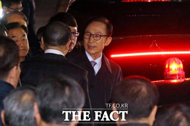 비자금 조성 등 혐의로 구속영장이 발부된 이명박 전 대통령이 지난 2018년 3월22일 밤 서울 강남구 논현동 자택에서 나와 서울동부구치소로 향하고 있다./더팩트EB