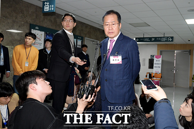 홍 전 대표가 20일 오후 국회 의원회관에서 진행된 공천 면접 후 취재진의 질문에 답하고 있다. 당초 고향인 밀양 출마를 준비했던 그는 당 안팎의 요구로 출마가 무산된 후 김두관 더불어민주당 의원이 출마하는 경남 양산을에 출마하겠다고 밝혔다. /이선화 기자