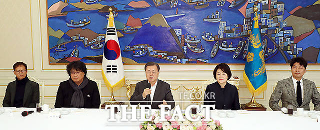 문재인 대통령과 김정숙 여사가 20일 청와대 본관에서 열린 아카데미 영화상 4관왕에 빛나는 ‘기생충' 봉준호 감독을 비롯한 제작진 및 출연진들을 격려하고 있다. /뉴시스