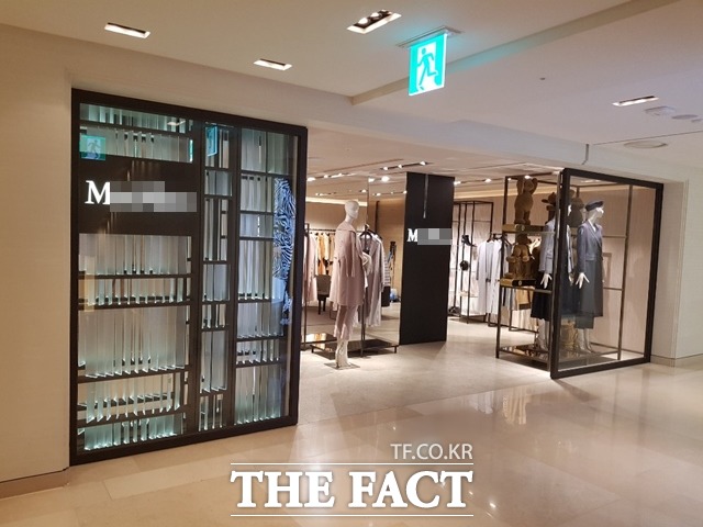 서울의 한 백화점의 M사 매장 직원은 20일 취재진과 만나 "저희 브랜드와 비슷한 코트가 너무 많다"며 확인할 수 없다고 했다. /신진환 기자