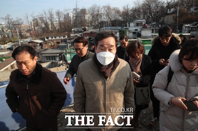 지난 9일 종로구 사직동 재개발 구역을 방문해 둘러보는 이낙연 전 총리. /김세정 기자