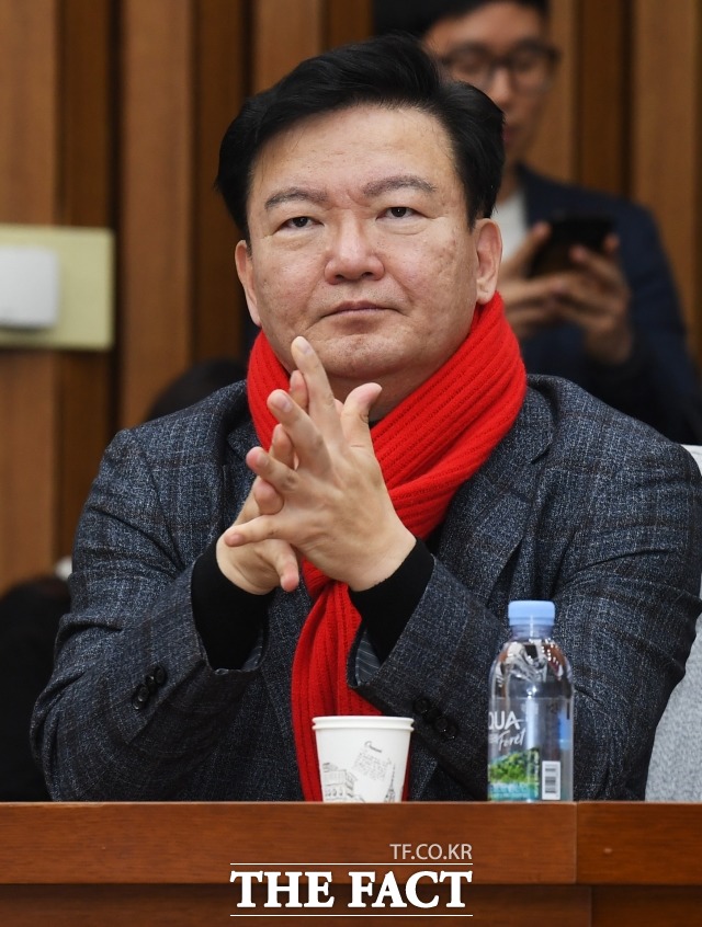 자유한국당·새로운보수당·미래를향한전진4.0이 오는 총선을 앞두고 통합, 지난 17일 출범했다. 통합당은 지난 18일 첫 의원총회에서 민경욱(사진) 의원이 합류한 의원들에게 인사를 시켜 분위기를 불편하게 해 빈축을 샀다. 사진은 1월 국회에서 민 의원이 손을 소독하는 모습. /배정한 기자