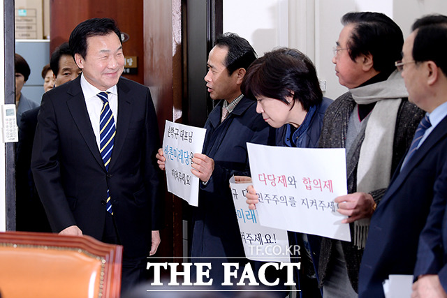 손학규 바른미래당 대표는 20일 바른미래당, 대안신당, 민주평화당 3당 합당이 결정되자 대표직 사퇴를 선언했다. 기자회견을 위해 들어서는 손 대표를 응원하는 지지자들의 모습. /이선화 기자