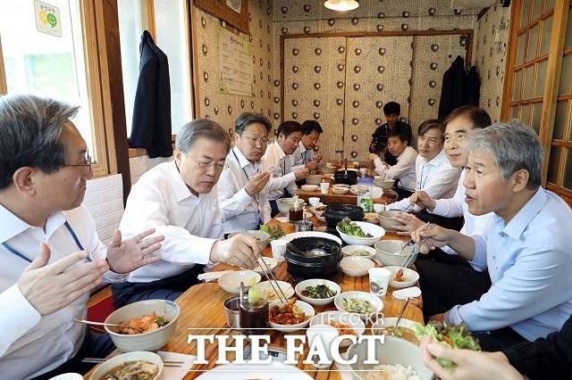 청와대가 코로나19 사태로 자영업자들의 어려움을 해소하기 위한 목적으로 매주 금요일 구내식당을 닫으면서 인근 식당이 활기를 되찾고 있다. 사진은 지난해 5월 문재인 대통령이 노영민 비서실장을 비롯한 참모진과 청와대 인근 음식점에서 점심을 먹던 당시. /청와대 제공