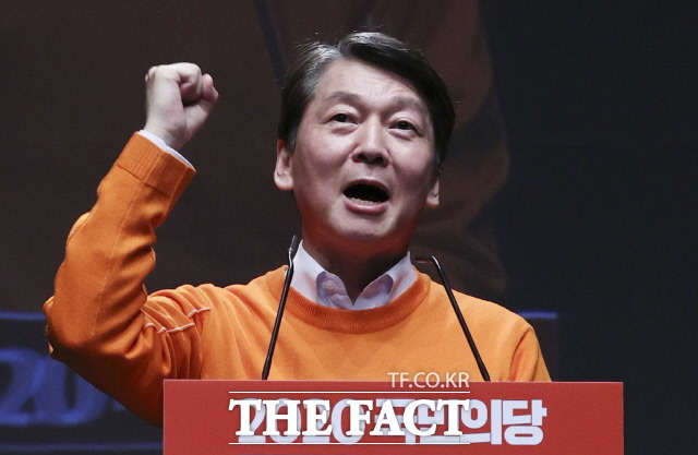 이날 당 대표로 추대된 안철수 창준위원장은 당대표 릴레이 토론 등을 제안하며 "굳건하고 결연한 각오로 함께 오렌지 혁명을 일으켜 정치를 바꾸고 대한민국을 바꾸자"고 지지를 호소했다. /뉴시스